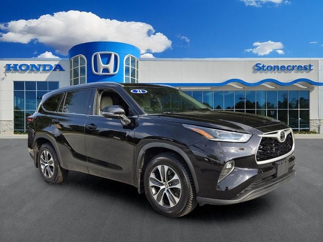 2021 Toyota Highlander XLE in Midnight Black Metallic — front three-quarter view